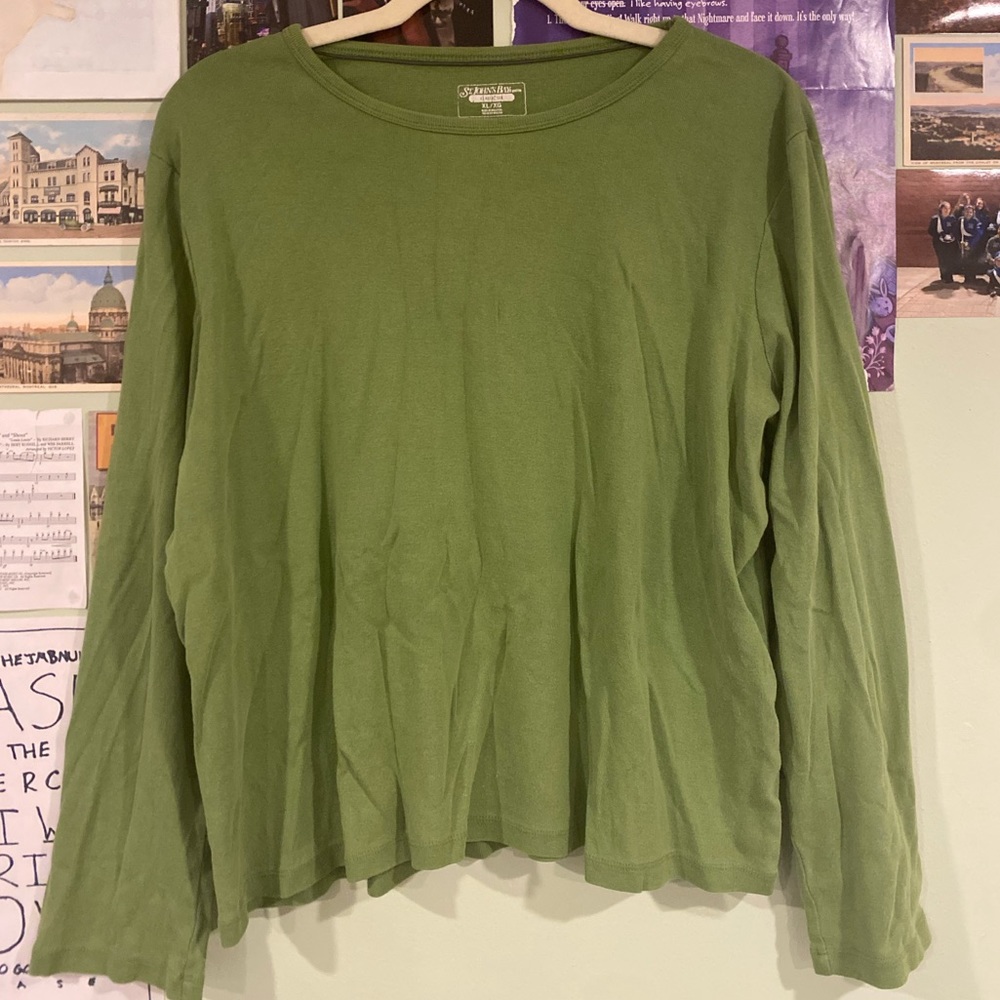 super cute green long sleeve tee!!